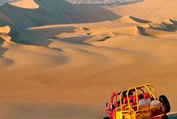 Carros areneros en las dunas de Ica