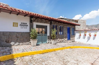 "Fachada Casa Andina San Blas"